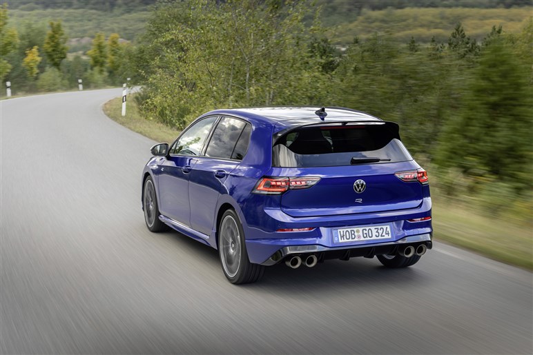 VW史上最速の新型「ゴルフR」日本初公開。価格は850万円前後？ 新型「ゴルフGTI」も展示【TAS25】