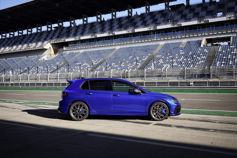 VW史上最速の新型「ゴルフR」日本初公開。価格は850万円前後？ 新型「ゴルフGTI」も展示【TAS25】