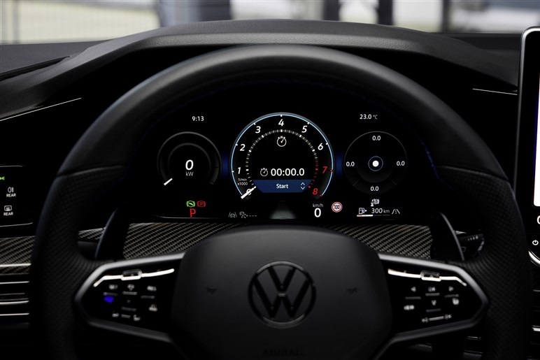 VW史上最速の新型「ゴルフR」日本初公開。価格は850万円前後？ 新型「ゴルフGTI」も展示【TAS25】