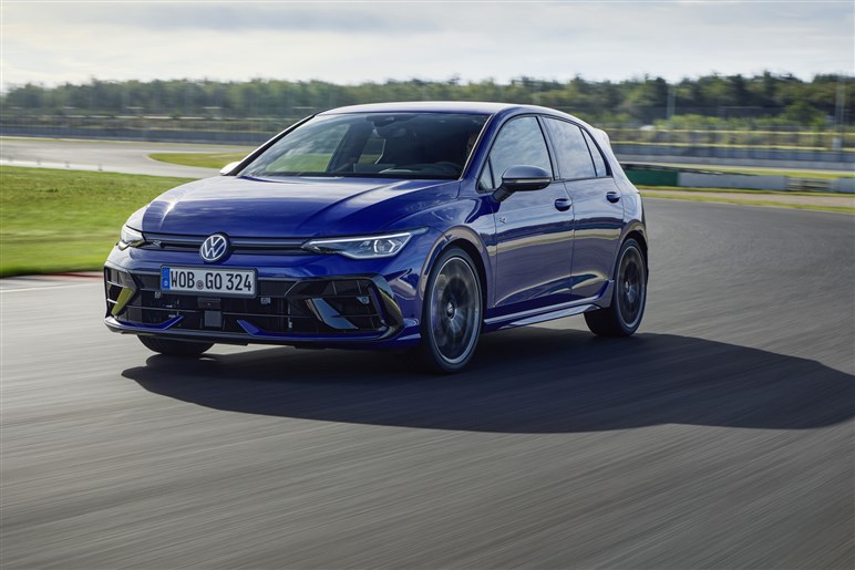 VW史上最速の新型「ゴルフR」日本初公開。価格は850万円前後？ 新型「ゴルフGTI」も展示【TAS25】