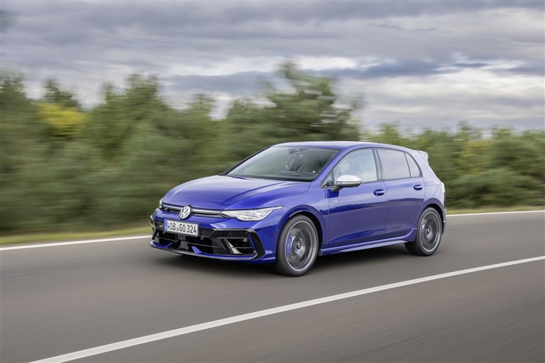 VW史上最速の新型「ゴルフR」日本初公開。価格は850万円前後？ 新型「ゴルフGTI」も展示【TAS25】