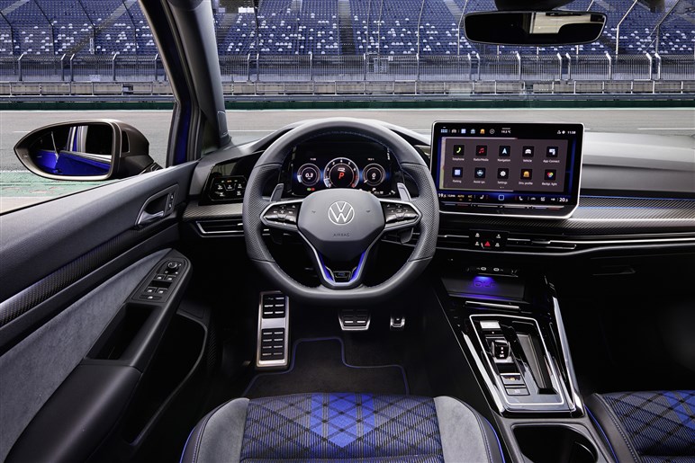 VW史上最速の新型「ゴルフR」日本初公開。価格は850万円前後？ 新型「ゴルフGTI」も展示【TAS25】