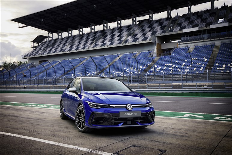 VW史上最速の新型「ゴルフR」日本初公開。価格は850万円前後？ 新型「ゴルフGTI」も展示【TAS25】