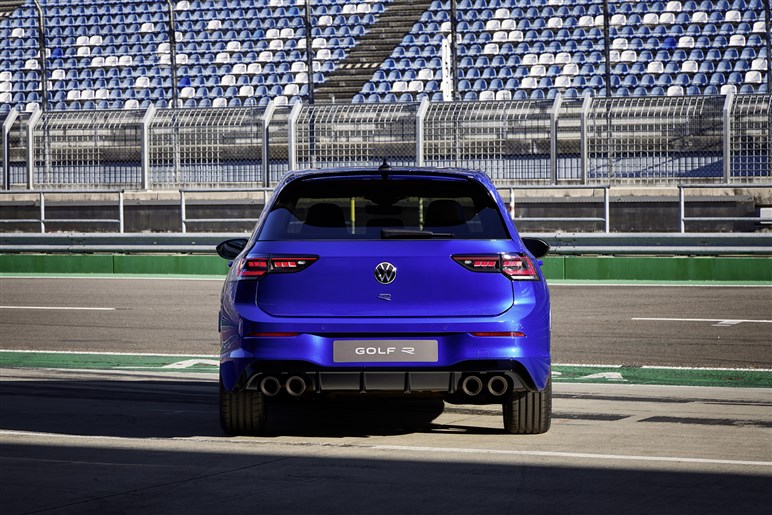 VW史上最速の新型「ゴルフR」日本初公開。価格は850万円前後？ 新型「ゴルフGTI」も展示【TAS25】