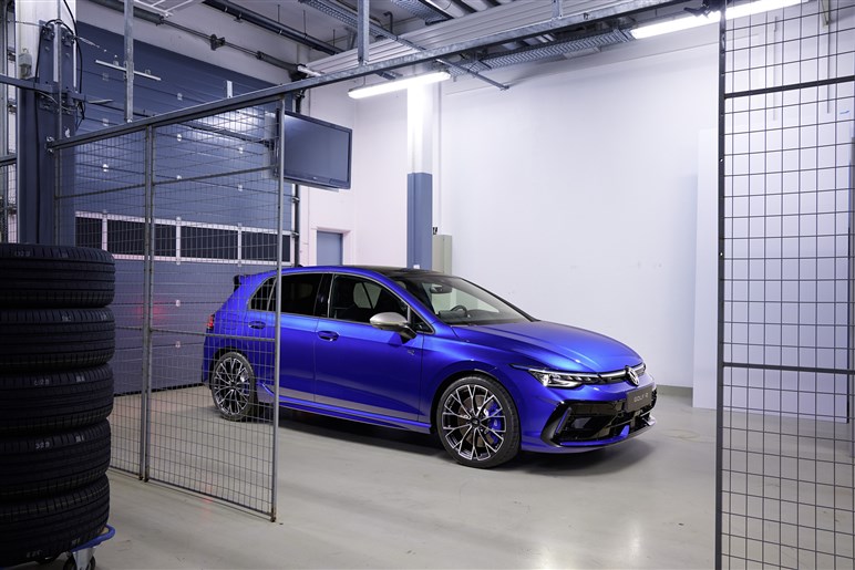 VW史上最速の新型「ゴルフR」日本初公開。価格は850万円前後？ 新型「ゴルフGTI」も展示【TAS25】