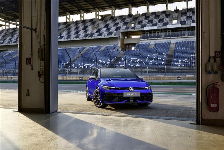 VW史上最速の新型「ゴルフR」日本初公開。価格は850万円前後 VW史上最速の新型「ゴルフR」日本初公開。価格は850万円前後