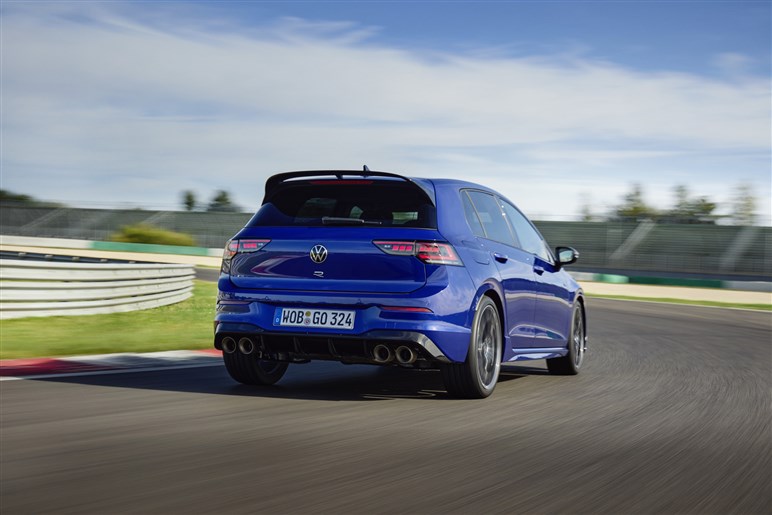 VW史上最速の新型「ゴルフR」日本初公開。価格は850万円前後？ 新型「ゴルフGTI」も展示【TAS25】