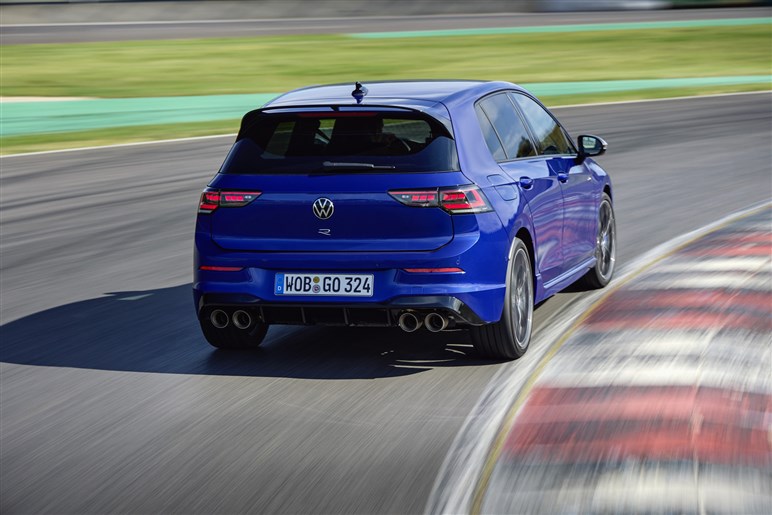 VW史上最速の新型「ゴルフR」日本初公開。価格は850万円前後？ 新型「ゴルフGTI」も展示【TAS25】