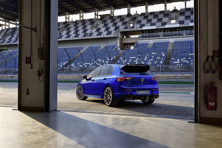 VW史上最速の新型「ゴルフR」日本初公開。価格は850万円前後？ 新型「ゴルフGTI」も展示【TAS25】