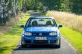 【このゴルフR32なんぼ？】唸るエンジンを搭載した伝説のモデル「VW ゴルフ4 R32」は文字通り羊の皮をかぶった狼だ！