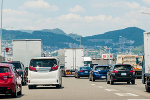 ついに自動車メーカーも呼び掛け「ファスナー合流はズルくない!!」 渋滞緩和に貢献する理由とは