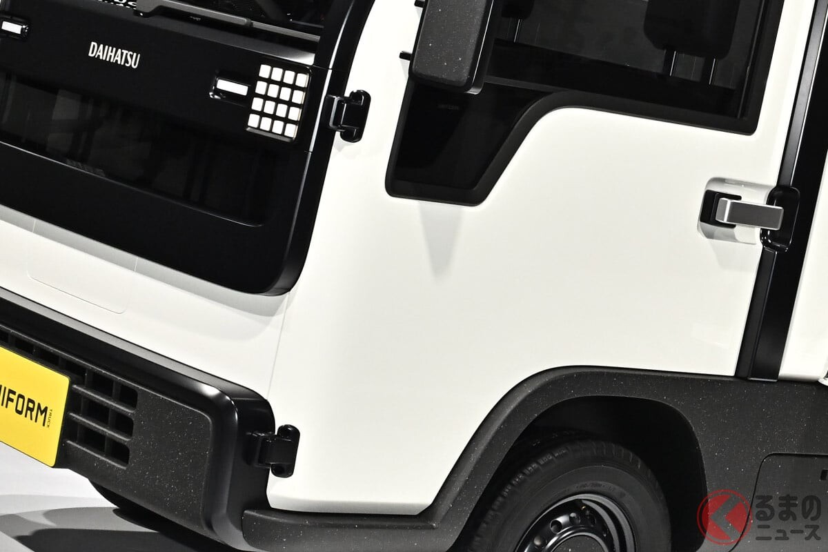 ダイハツの「“ちょっと立ち乗り”軽トラ」が斬新だった！ ミニマムなキャビンに“最大限の荷室”を搭載！ カクカクボディで機能美を追求した働くクルマ「ユニフォームトラック」とは！