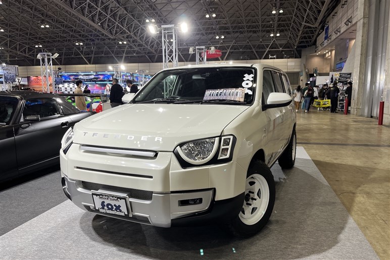 【東京オートサロン23】思わず二度見。ディフェンダー顔の正体はあの商用車