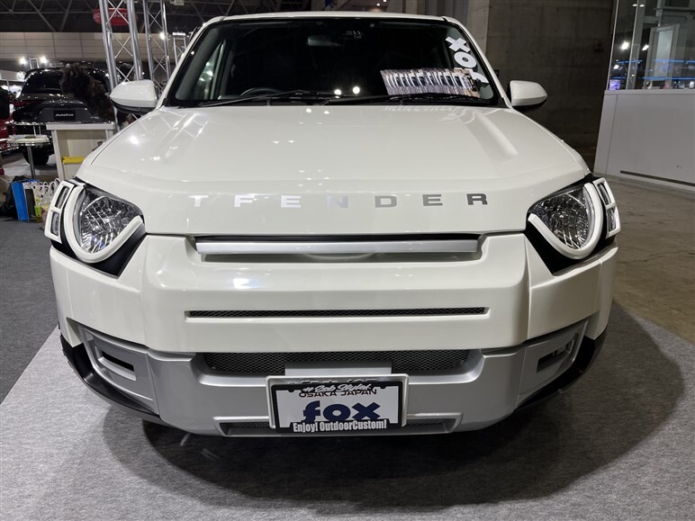 【東京オートサロン23】思わず二度見。ディフェンダー顔の正体はあの商用車