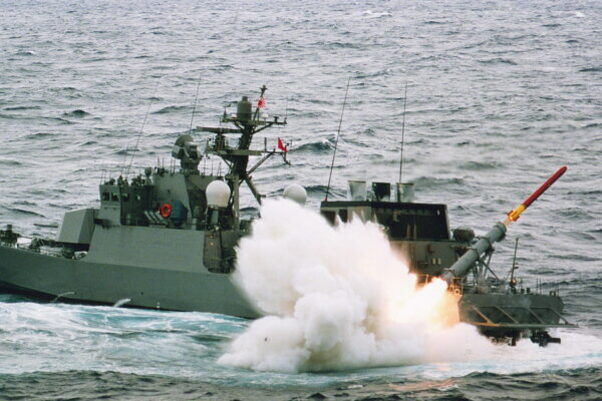 最大80km/h以上！ 海自の最速艦が「宗谷海峡」に急行か 戦車揚陸艦の出現に警戒監視