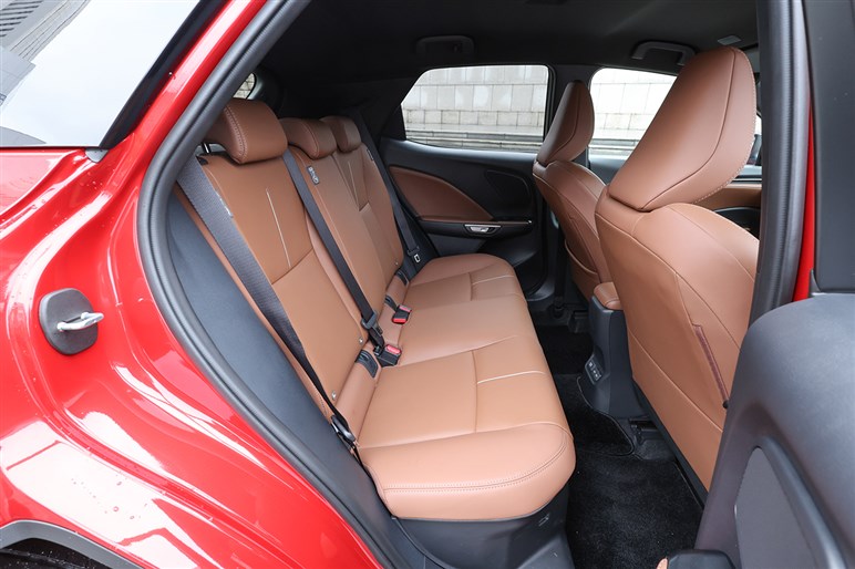 【最安グレード追加】レクサス最小SUV「LBX」に“エレガント”新設定　価格は420万円から