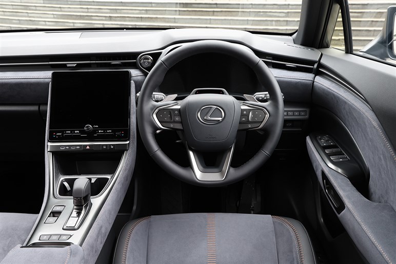 【最安グレード追加】レクサス最小SUV「LBX」に“エレガント”新設定　価格は420万円から