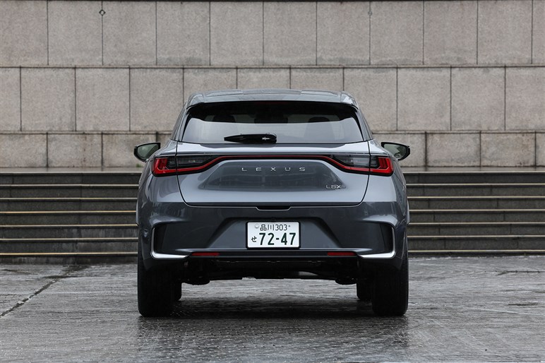 【最安グレード追加】レクサス最小SUV「LBX」に“エレガント”新設定　価格は420万円から