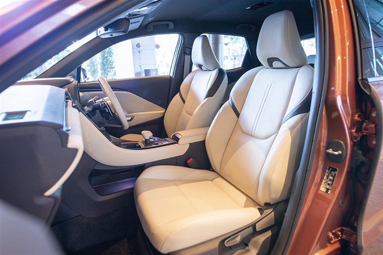 【最安グレード追加】レクサス最小SUV「LBX」に“エレガント”新設定　価格は420万円から