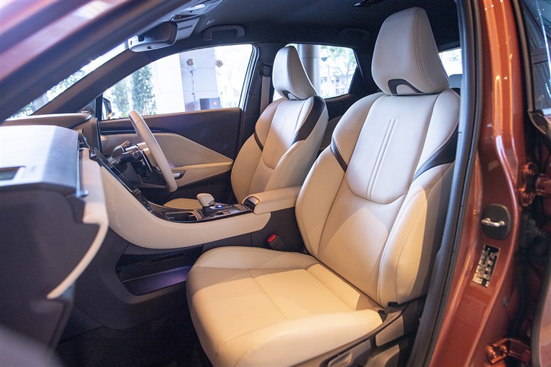 【最安グレード追加】レクサス最小SUV「LBX」に“エレガント”新設定　価格は420万円から