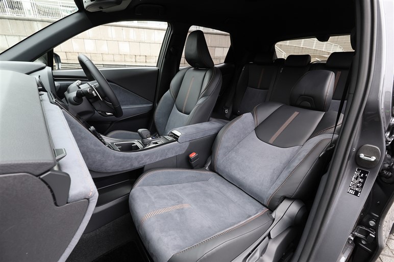 【最安グレード追加】レクサス最小SUV「LBX」に“エレガント”新設定　価格は420万円から
