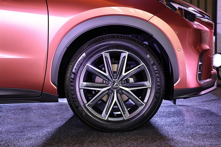 【最安グレード追加】レクサス最小SUV「LBX」に“エレガント”新設定　価格は420万円から