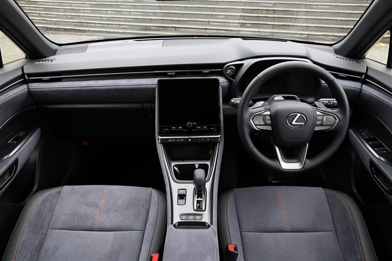 【最安グレード追加】レクサス最小SUV「LBX」に“エレガント”新設定　価格は420万円から