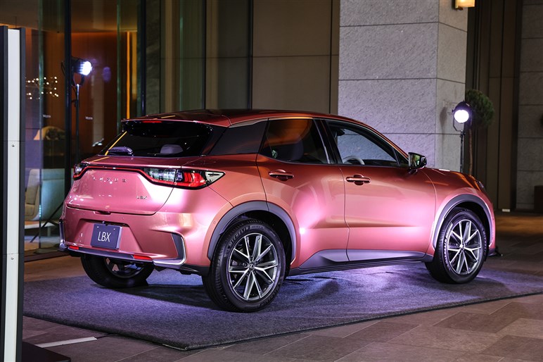 【最安グレード追加】レクサス最小SUV「LBX」に“エレガント”新設定　価格は420万円から