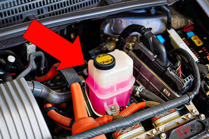 なぜエンジンを冷やす「クーラント」様々な“色”存在？ 混ぜて使うのはダメってホント？