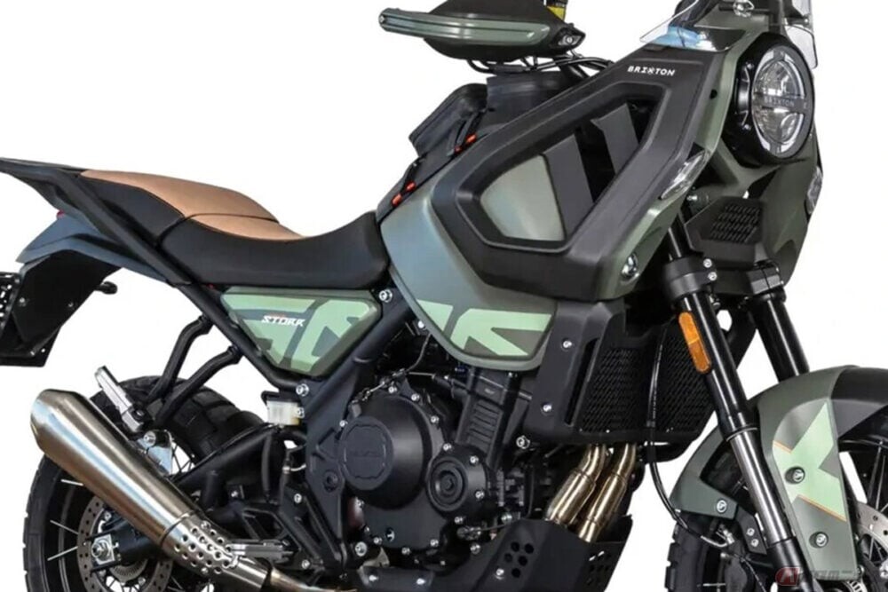 強烈なインパクトを放つフロントフェイス!! BRIXTON Motorcyclesの新型アドベンチャー「クロスファイア500ストー」日本上陸 “毎日乗れる長旅のパートナー”登場