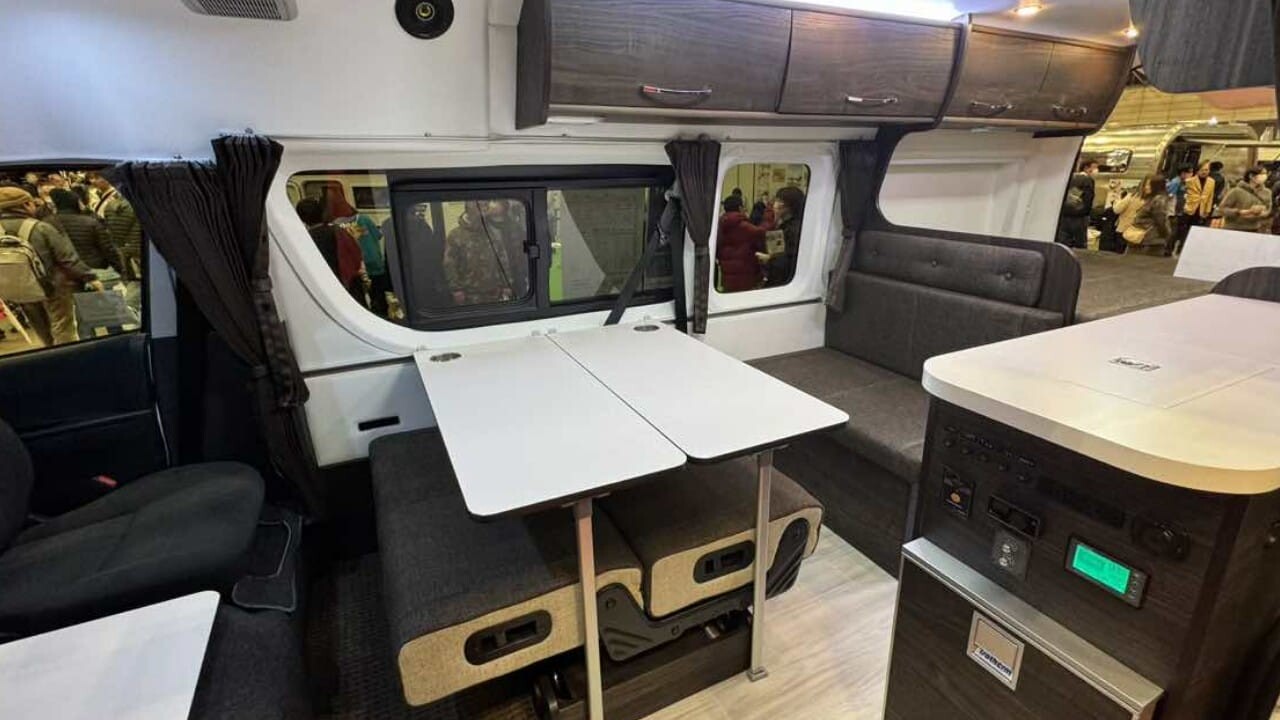 「ひ、広すぎる…」一見普通のトヨタ車だけど、車内が凄すぎる。運転席がクルッと回って4人寝られる。キッチン・電子レンジ・冷蔵庫まで完備。