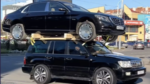 【マジか！！！】2トン超のメルセデス・マイバッハ Sクラスを屋根に載せて走るトヨタ ランドクルーザー・・・すごい！？