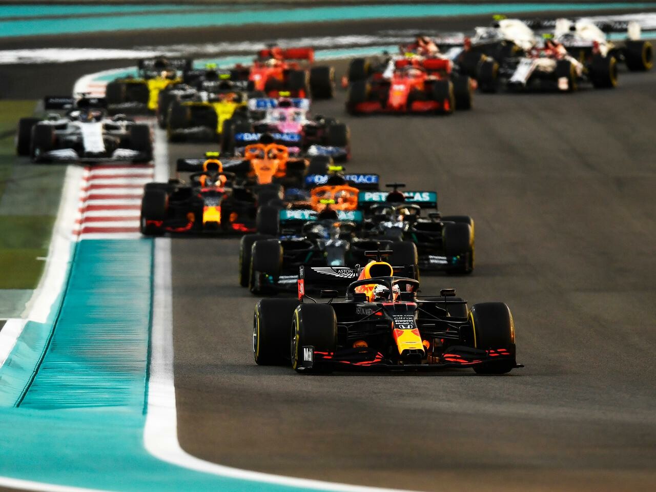 F1最終戦アブダビGP、フェルスタッペンが今季2勝目、完璧な走りでメルセデス勢を圧倒【モータースポーツ】