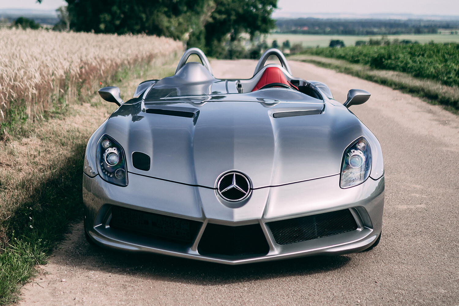 新車価格は約1億円！ 伝説のドライバー「スターリング・モス」の名を