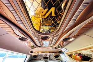 トヨタの超豪華「ハイエース」が凄い！ ド派手な金ピカ内装のスナック仕様!? バブル時代みたいな送迎バンとは