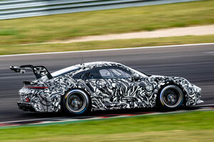 タイプ992型のポルシェ911 GT3カップカーが第2世代へと進化。フロントエンドの空力などを改善