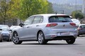 新型VWゴルフのPHEV車　ほぼ偽装なしの姿で路上テスト中　204psと245psの2種