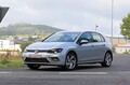 新型VWゴルフのPHEV車　ほぼ偽装なしの姿で路上テスト中　204psと245psの2種