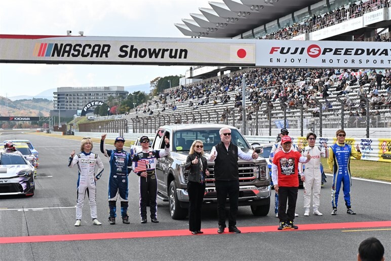 6.0L V8の轟音が富士に響き渡る。大盛り上がりの「ナスカーショーラン」…日米モータースポーツ文化の架け橋に