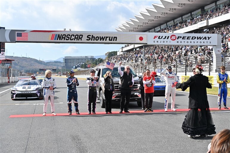 6.0L V8の轟音が富士に響き渡る。大盛り上がりの「ナスカーショーラン」…日米モータースポーツ文化の架け橋に