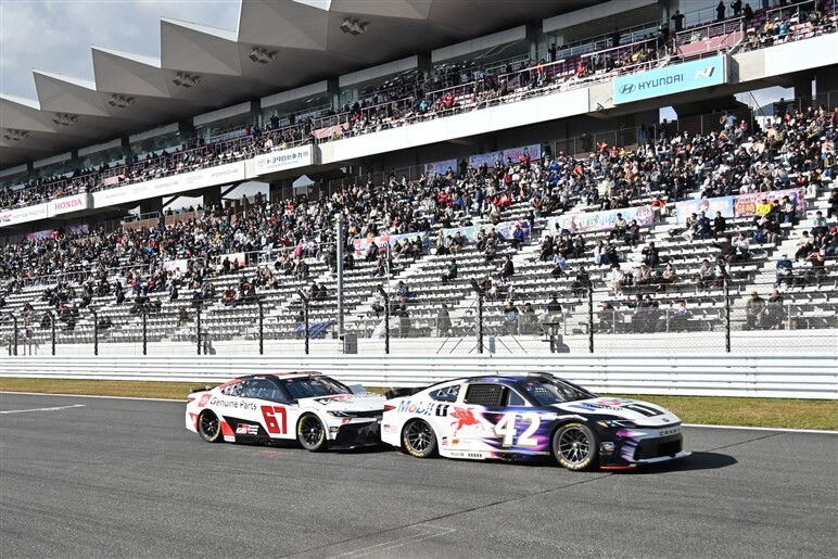 6.0L V8の轟音が富士に響き渡る。大盛り上がりの「ナスカーショーラン」…日米モータースポーツ文化の架け橋に