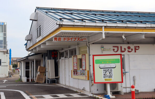 「ドライブスルー」の発祥地で食べる“ナゾの洋風焼きそば”…どんな場所で味はどうなの？