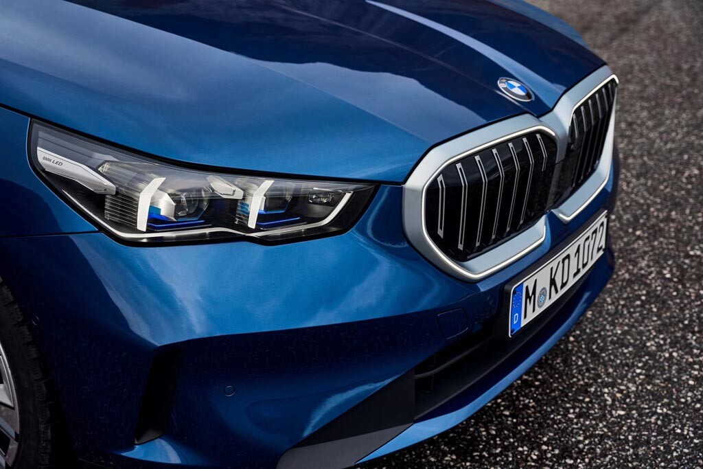 新型｢BMW5シリーズ ツーリング｣誕生！ 同シリーズ初の48V MHEVを設定､スタイリッシュなデザインに進化