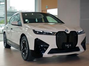 BMW「iX」、日本仕様はBEVらしさを排除。2030年に向けてのサステイナビリティ計画も発表