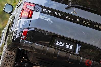 18年目の大幅刷新！ 三菱“新型”「デリカ」登場へ！ 約450万円＆高性能4WD搭載の「SUVミニバン」が話題に！ 大胆顔のD：5に「力強い」「アウトドアにぴったり」の声も