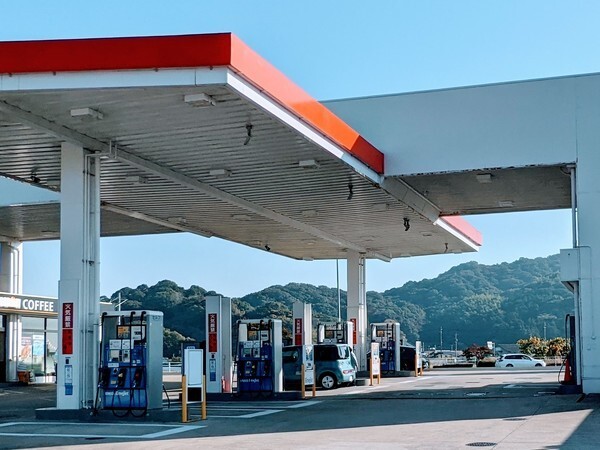 高速SAのガソリン価格“ここまで違うか…” インター周辺のスタンドとの価格差が鮮明に
