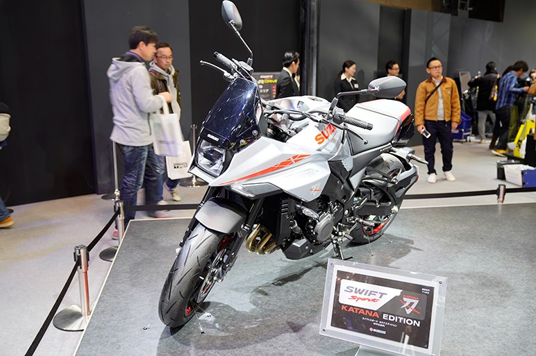 オーバーフェンダーのスズキスイフトスポーツ「カタナ」が登場 - 東京オートサロン