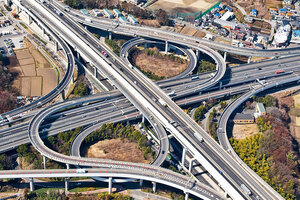夢の「電化道路」実現間近!? 走るだけでEV充電 どんな仕組み？ 税金も法律も変えてしまうかもしれない