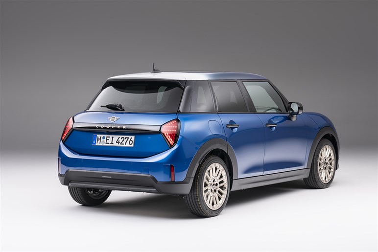 新型日産「マイクラ」の実車をスクープ！　ルノー5 Eテック エレクトリックベースのBEVとして欧州にて登場予定