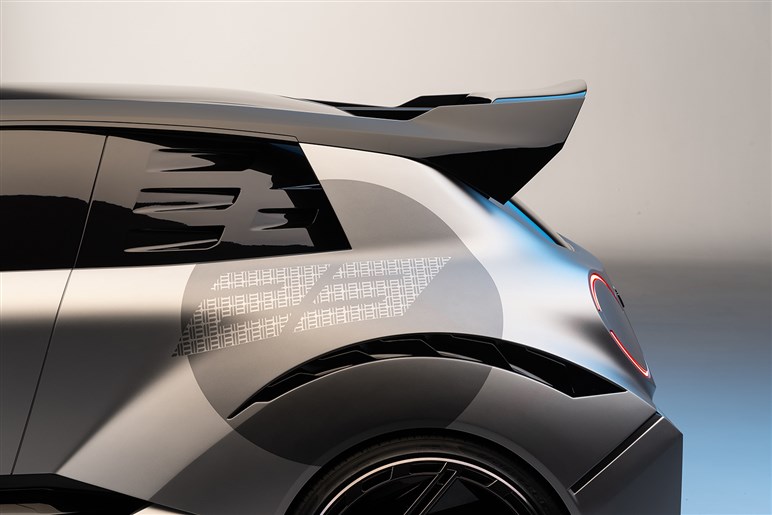 新型日産「マイクラ」の実車をスクープ！　ルノー5 Eテック エレクトリックベースのBEVとして欧州にて登場予定